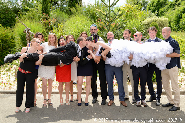photo de groupe fun, photo les mariés et leurs amis, porté des mariés