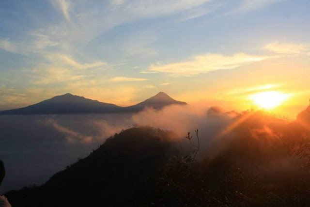 Menikmati Keindahan Matahari Terbit Di Puncak Suroloyo, Kulon Progo