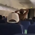 Passageira fica nu@ em avião e piloto suspende decolagem