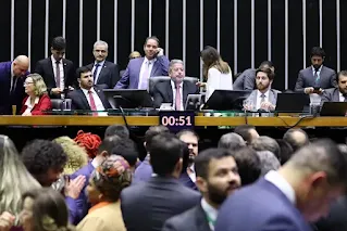 MP dos ministérios: 20 deputados de partidos com ministros votam contra governo Lula; veja como cada legenda votou Foram 337 votos a favor e 125 contra a Medida Provisória (MP) que estabeleceu a estrutura atual de 37 ministérios no governo Lula. Mudanças feitas por relator esvaziam atribuições das pastas do Meio Ambiente e Povos Indígenas.  A Câmara dos Deputados aprovou nesta terça-feira (30) o texto-base da Medida Provisória (MP) que estabelece a estrutura atual de 37 ministérios do governo Lula. Foram 337 votos a favor e 125 votos contra (veja abaixo como cada partido votou).  Entre os partidos que compõem a coligação do governo (PT, PDT, PSB, PSOL/REDE), todos os deputados votaram a favor do projeto. Já entre os partidos que ocupam ministérios como MDB, PSD e União, houve 20 votos contrários à organização do governo. O partido com mais votos contrários à medida foi o PL, com 78 "nãos". Na votação do marco temporal na terça-feira (30) também houve dissidência da base governista. O voto contrário ao projeto não foi unânime entre os deputados do PSB e PDT. Já MDB, PSD e União somaram 95 votos de apoio à proposta, que limita demarcação de terras indígenas.
