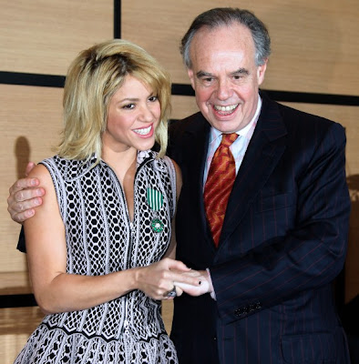 Shakira fue condecorada por el ministro de Cultura de Francia, Frédéric Mitterrand