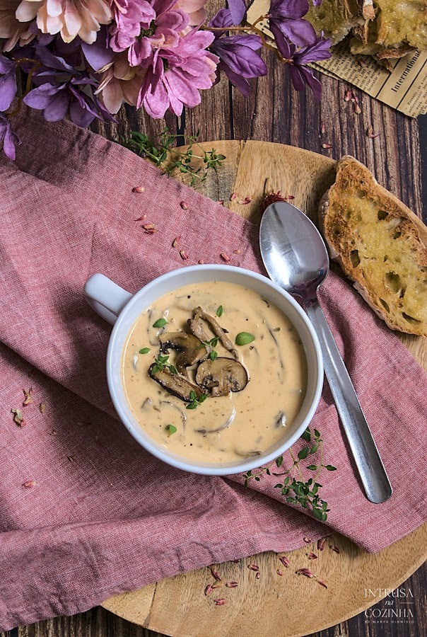 Sopa cremosa de cogumelos, em taça branca e base de madeira e pano rosa, moody food photography, flatlay photography