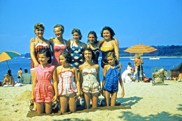 30 Vintage Found Photos of Young Girls in Swimsuits From the 1950s ...