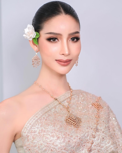 Tan Apasara – Most Beautiful Ladyboy in Thai Traditional Dress for Women