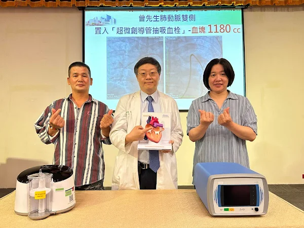 ▲56歲曾先生（左）為肺癌病人，外出突感胸悶，經檢查發現急性肺動脈栓塞，中醫大附醫徐中和主任評估，曾先生肺癌已有腦轉移，考量傳統治療可能的腦出血風險，即選擇超微創導管抽吸血栓，術後曾先生恢復良好。（記者林明佑翻攝）