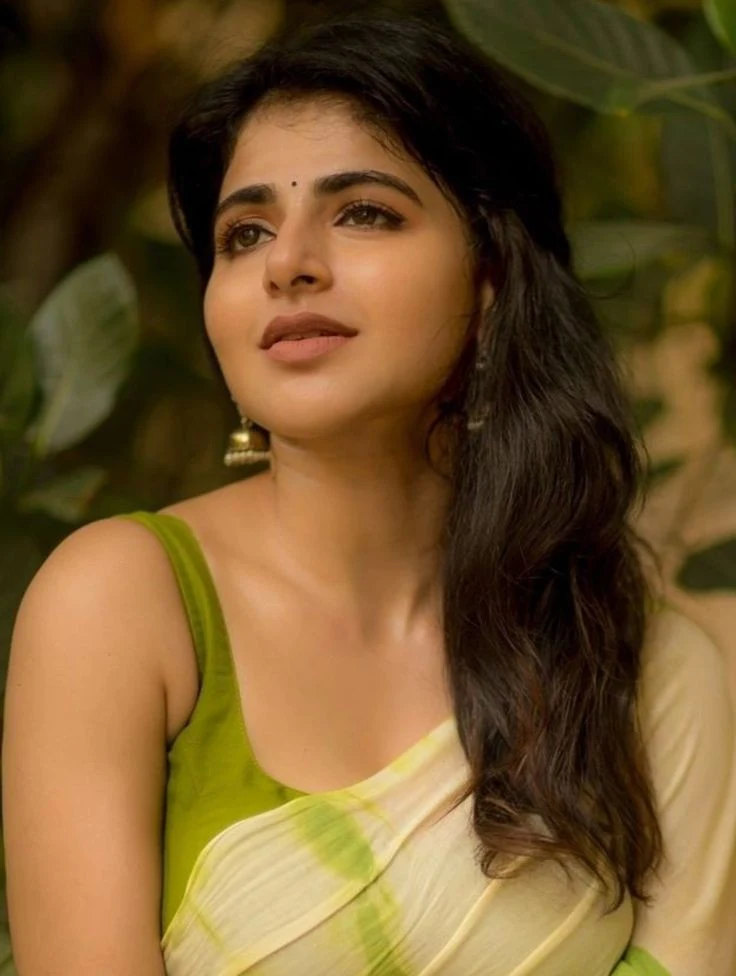 Iswarya Menon Hottest and Sexiest looks of All Time in Saree, Iswarya Menon Sexy nevel show in Saree, Iswarya Menon sexy thighs and Butt, Iswarya Menon hot boobs and Cleavage show, Iswarya Menon lovely smile, Iswarya Menon sexy Nevel show