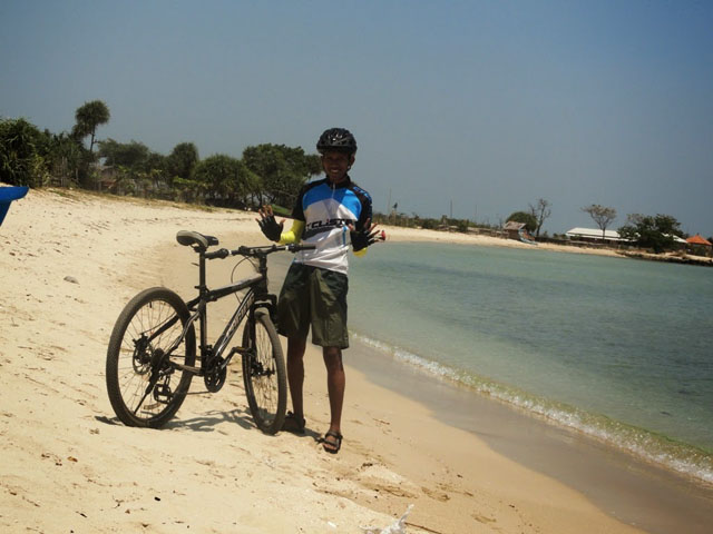 Berfoto dengan sepeda di Pantai Blebak Jepara_