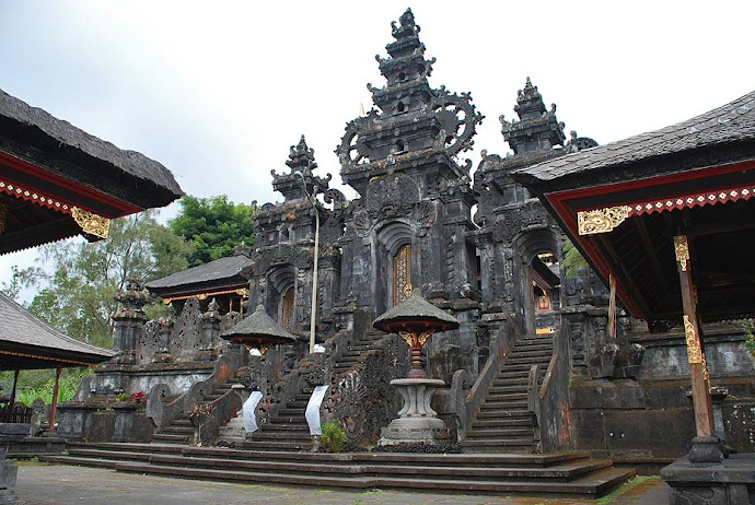 Decoración del templo Pura Besakih