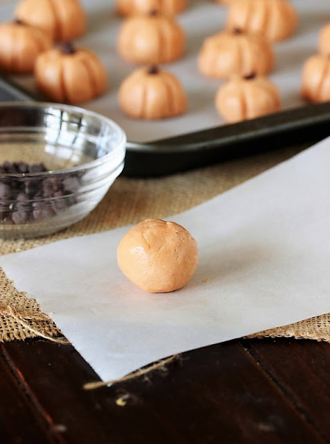  are just plain fun to make and sure make for one cute  Easy Peanut Butter Pumpkins