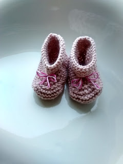 petits chaussons bébé roses finis