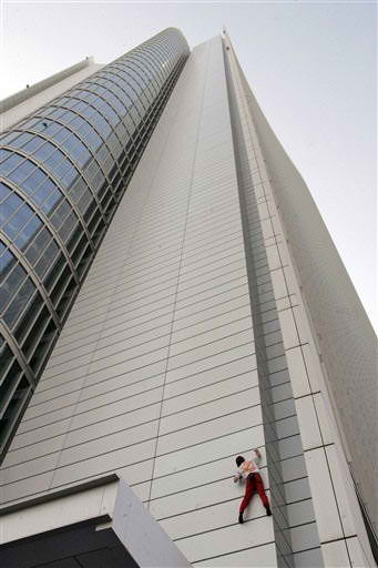 Alain Robert Climbs Abu Dhabi