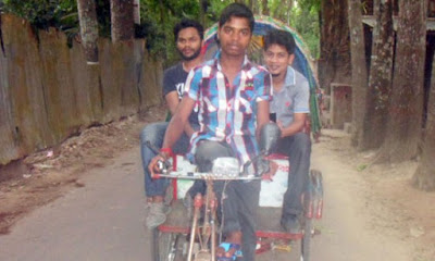 রিকশা চাকায় ঘুরছে স্কুল ছাত্র দেবাশীষ’র স্বপ্ন