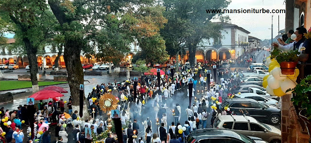 Corpus Christi en Patzcuaro, procesión del Santísimo frente a Hotel Mansión Iturbe