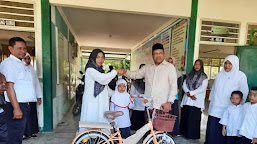 Alhamdulillah! Mukhlis Takabeya Berikan 1 Unit Sepeda untuk Siswi SDN 11 Peusangan