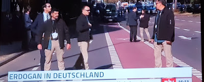 https://www.bild.de/news/inland/news-inland/skandal-in-koeln-tuerkische-sicherheitskraefte-sperren-strasse-ab-57559926.bild.html