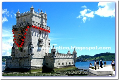 Imagem da Torre de Belém envolta com um colar de bóias: "A Jóia do Tejo", Joana Vasconcelos