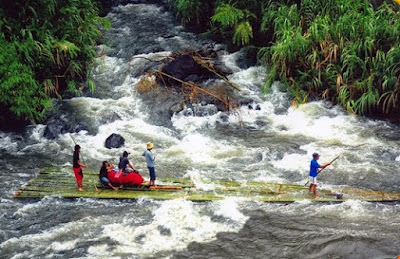 Bamboo Rafting, Wisata Alam Penguji Adrenalin