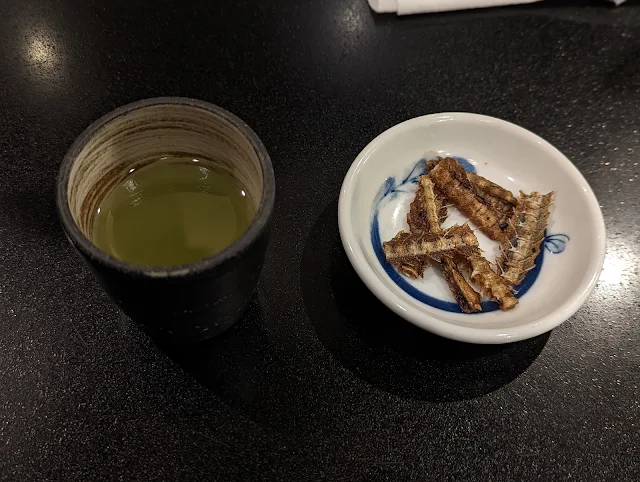 お茶と骨せんべい