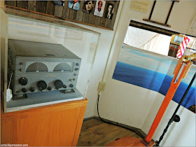 Radio en la Torre Vigilancia en el Azorean Whaleman Gallery del Museo de las Ballenas de New Bedford