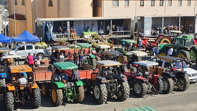 Missa drive-in para benzer tratores reúne dezenas de agricultores em estacionamento de igreja em Colombo