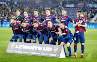 LEVANTE U. D. Temporada 2021-22. Dani Cárdenas, Campaña, Róber Pier, Pepelu, Rubén Vezo, Postigo. Morales, Roger, Radoja, Son y Miramón. LEVANTE U. D. 2 F. C. BARCELONA 3 Domingo 10/04/2022, 21:00 horas. Campeonato de Liga de 1ª División, jornada 31. Valencia, estadio Ciutat de Valencia: 20.785 espectadores. GOLES: 1-0: José Luis Morales, de penalti. 1-1: 59’, Aubameyang. 1-2: 63’, Pedri. 2-2: 83’, Gonzalo Melero, de penalti. 2-3: 90+2’, Luuk De Jong.