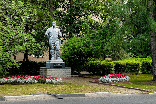 Химки, Ленинский проспект, памятник Валерию Чкалову (установлен в 1955 году)