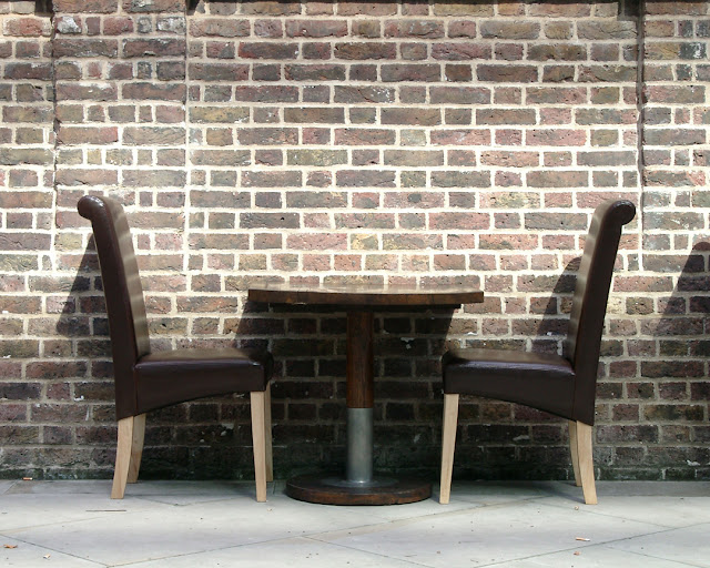 Table and chairs, Gloucester Court, City of London