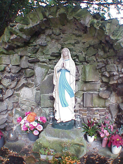 Lourdes Grotto replica, Hooglanderveen (NL), photo by Robert van der Kroft, Sony Mavica Floppy Disk Digital Camera