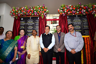 केंद्रीय आयुष मंत्री सर्बानंद सोनोवाल ने नवी मुंबई, महाराष्ट्र में आयुष भवन परिसर का उद्घाटन किया    योग शब्द का अर्थ होता है 'जोड़ना' और प्रधानमंत्री ने अंतर्राष्ट्रीय योग दिवस के जरिए दुनिया भर के लोगों को एकजुट करने का काम किया है : आयुष मंत्री    केंद्रीय आयुष और बंदरगाह, नौवहन व जलमार्ग मंत्री श्री सर्बानंद सोनोवाल ने आज नवी मुंबई के खारघर में एक आयुष भवन परिसर का उद्घाटन किया। इस नए भवन में केंद्रीय होम्योपैथी अनुसंधान परिषद (सीसीआरएच) के अंतर्गत क्षेत्रीय होम्योपैथी अनुसंधान संस्थान (आरआरआईएच) और केंद्रीय यूनानी चिकित्सा विज्ञान अनुसंधान परिषद (सीसीआरयूएम) के अंतर्गत क्षेत्रीय यूनानी चिकित्सा अनुसंधान संस्थान (आरआरआईयूएम) स्थित होंगे।    1999.82 वर्ग मीटर के क्षेत्र में निर्मित, इस तीन मंजिला भवन परिसर में चिकित्सा के साथ-साथ अनुसंधान सुविधाएं भी हैं। ये संस्थान यहां बाल चिकित्सा, जराचिकित्सा और सामान्य आबादी के लिए ओपीडी परामर्श, दवाएं, नियमित रुधिरविज्ञान और बायोकैमेस्ट्री के लिए लैब जैसी सुविधाएं प्रदान करेंगे। यहां होम्योपैथी और यूनानी के अलग-अलग प्रभारी होंगे।    इस अवसर पर श्री सोनोवाल ने कहा कि भारतीय पारंपरिक चिकित्सा पद्धतियां कई सदियों से मानव जीवन को समृद्ध करने में अपना असर साबित करती आ रही हैं। उन्होंने कहा, “आधुनिक चिकित्सा के साथ पारंपरिक और गैर-पारंपरिक प्रणालियों के लाभों को शामिल करने के विचार को प्रधानमंत्री नरेन्द्र मोदी ने प्रोत्साहित किया है।” उन्होंने कहा कि आयुष मंत्रालय ने क्षेत्रीय होम्योपैथी अनुसंधान संस्थान को एलर्जी विकारों के लिए होम्योपैथी संस्थान के रूप में विकसित करने और यूनानी चिकित्सा के क्षेत्रीय अनुसंधान संस्थान को इलाज-बित-तदबीर यानी रेजिमेंटल थेरेपी के उत्कृष्टता केंद्र के रूप में विकसित करने की योजना बनाई है।    श्री सोनोवाल ने कहा, “इस नए इन्फ्रास्ट्रक्चर के उद्घाटन के साथ आयुष मंत्रालय भारतीय पारंपरिक औषधीय प्रथाओं के प्रचार और प्रयोग को प्रोत्साहित करने के अपने उद्देश्य के एक कदम और करीब पहुंच गया है।” उन्होंने कहा, “मुझे उम्मीद है कि मुंबई और महाराष्ट्र के लोग इन संस्थानों से बड़े पैमाने पर लाभान्वित होंगे।”    आयुष मंत्री ने कहा कि इस वर्ष अंतर्राष्ट्रीय योग दिवस पर भारत में 22 करोड़ से ज्यादा लोगों ने योग किया। उन्होंने कहा “योग शब्द का अर्थ है 'जोड़ना' और प्रधानमंत्री ने अंतर्राष्ट्रीय योग दिवस के माध्यम से दुनिया भर के लोगों को एकजुट करने का काम किया है।”    आयुष मंत्रालय में होम्योपैथी सलाहकार डॉ. संगीता ए. दुग्गल, राष्ट्रीय होम्योपैथी आयोग के अध्यक्ष डॉ. अनिल खुराना और दिल्ली सरकार में आयुष निदेशक डॉ. राज के. मनचंदा और कई अन्य गणमान्य लोग इस अवसर पर मौजूद थे।    होम्योपैथी क्षेत्रीय अनुसंधान संस्थान (आरआरआईएच), नवी मुंबई और यूनानी चिकित्सा क्षेत्रीय अनुसंधान संस्थान (आरआरआईयूएम), नवी मुंबई दोनों क्रमशः केंद्रीय होम्योपैथी अनुसंधान परिषद (सीसीआरएच) और केंद्रीय यूनानी चिकित्सा विज्ञान अनुसंधान परिषद (सीसीआरयूएम) के तत्वावधान में काम कर रहे परिधीय संस्थान हैं, जो भारत सरकार के आयुष मंत्रालय द्वारा शासित हैं। शुरुआत में क्षेत्रीय होम्योपैथी अनुसंधान संस्थान (आरआरआईएच) को वर्ष 1979 में एक नैदानिक ​​अनुसंधान इकाई के रूप में स्थापित किया गया था और 1987 में मुंबई में क्षेत्रीय होम्योपैथी अनुसंधान संस्थान में अपग्रेड किया गया। ये संस्थान नवी मुंबई क्षेत्र में 2010 से किराए के आवास में काम कर रहा है।    क्षेत्रीय यूनानी चिकित्सा अनुसंधान संस्थान (आरआरआईयूएम) शुरू में एक नैदानिक ​​अनुसंधान इकाई (यूनानी) के रूप में काम कर रहा था, जिसे 1981 में स्थापित किया गया था। उसके बाद इसे 1986 में आरआरआईयूएम में अपग्रेड किया गया और तब से ये सर जे. जे. अस्पताल परिसर, भायखला में कार्य कर रहा है।
