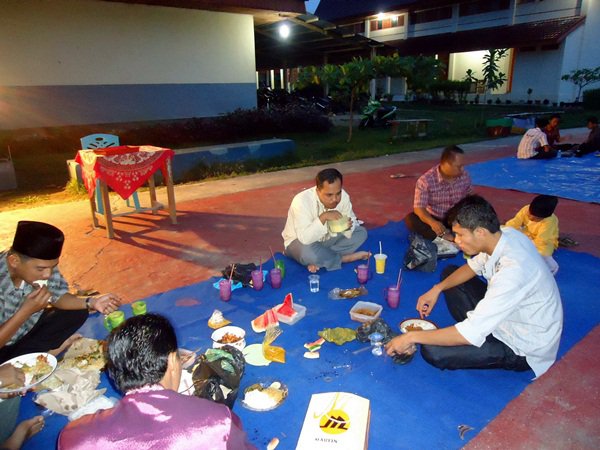 KEGIATAN RAMADHAN DI SEKOLAHANKU buka bersama anak  TKJ  