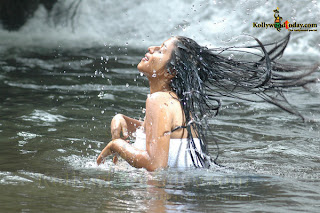 beuty Shamna Kasim take Bath in River