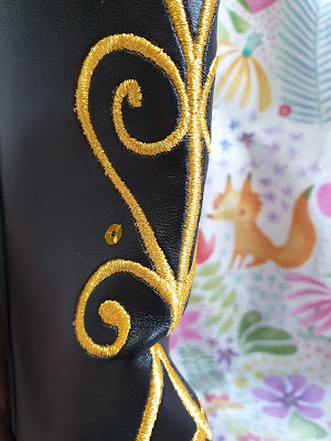 detalle de lentejuelas y bordado en botas del disfraz edicion limitada anna frozen 2013 disney store
