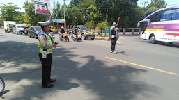 Polisi Gatur Lalin Di Jalur Arus Balik Lebaran di Wilayah Hukum Polsek Sindang