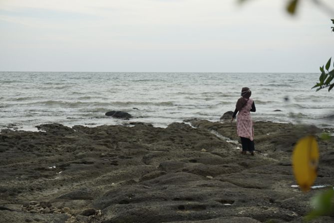 Berfoto di Pantai Jatisari, Rembang