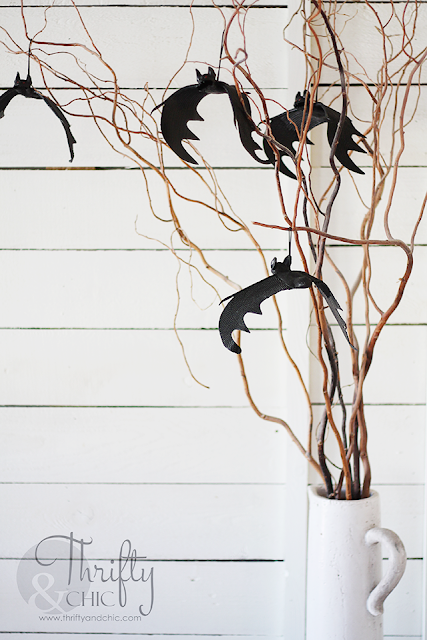 Last minute easy Halloween decor ideas and projects. DIY Halloween decor. How to decorate for Halloween. Best Halloween project tutorials.