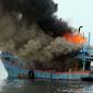 Kapal Motor Pengangkut BBM Terbakar di Pelabuhan Selatpanjang