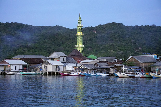 Menara Masjid Karimunjawa menjulang tinggi