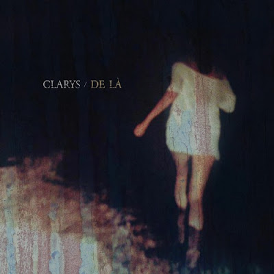 Avec l'album "De Là", l'univers dans lequel nous invite Clarys est des plus séduisants.