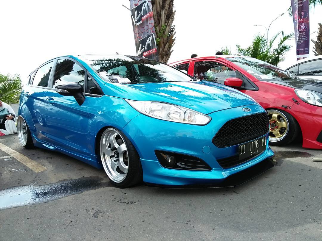 Modifikasi Mobil Ford Fiesta Celestial Blue Menggunakan Air