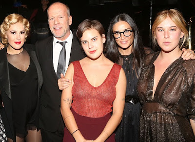 Foto de Rumer, Scout y Tallulah Willis con sus padres