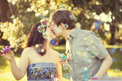 Kissing-couple-smooch-teenage-romantic-lovely-couple(2013-wallpaper.blogspot.com)