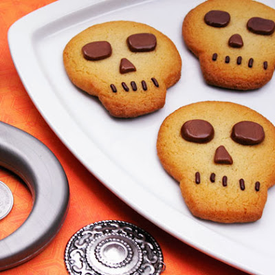  Pirate's Skull Cookies are also yummy Halloween treats for kids. These simple sugar cookies which are well decorated make super-sweet treat for all.