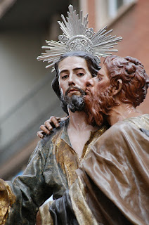 Photograph of a statue depicting Judas kissing Jesus.