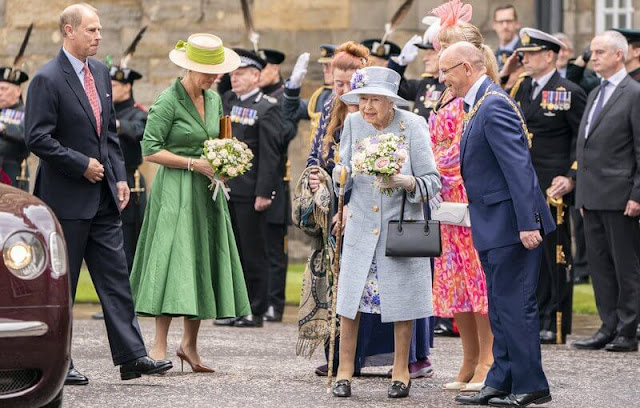 The Countess of Wessex is wearing a fabulous bold green, fitted shirt dress. Prince Charles, Princess Anne