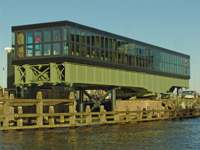 Ponte giratória é transformada em restaurante