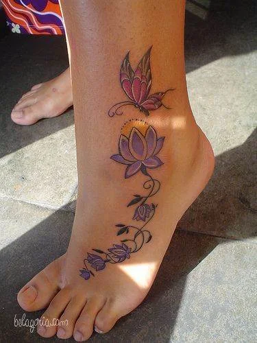 tatuajes de flores mariposas y enredaderas para mujeres