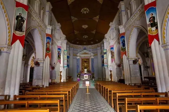 Trong nhà thờ Mằng Lăng ở Phú Yên còn lưu trữ cuốn sách đầu tiên in bằng chữ quốc ngữ của Linh mục Alexandre de Rhodes.