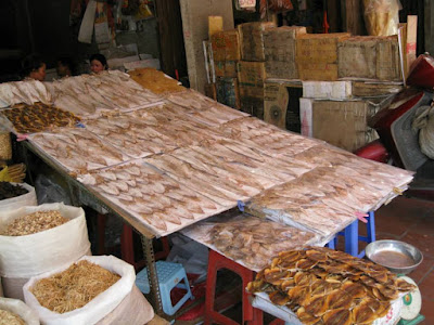 ハノイのドンスアン市場の周辺
