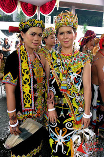 pakaian adat suku dayak