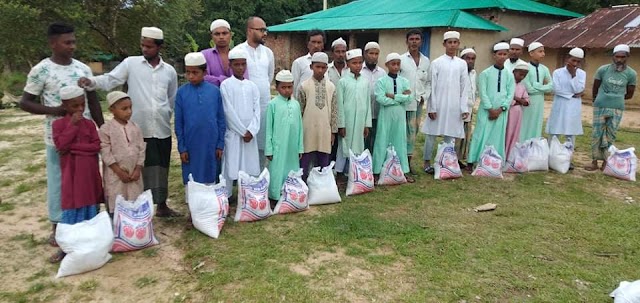 গর্জনিয়াতে হাফেজ শিশুদের মাঝে ঈদ উপহার বিতরণ করলো রামু উপজেলা প্রশাসন
